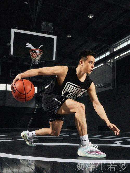 赵继伟灵巧突破 骑马射箭巧取两分 赵继伟灵巧突破 骑马射箭巧取两分